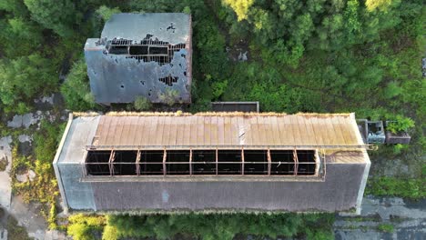 drone volando sobre un edificio de minería de carbón en desuso, con una vista directa hacia él