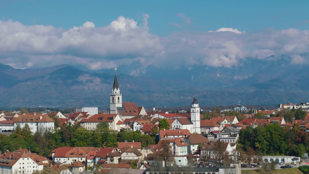 La vista aerea mostra Kranj, Slovenia, con il suo centro storico medievale, torri di chiese e il paesaggio circostante