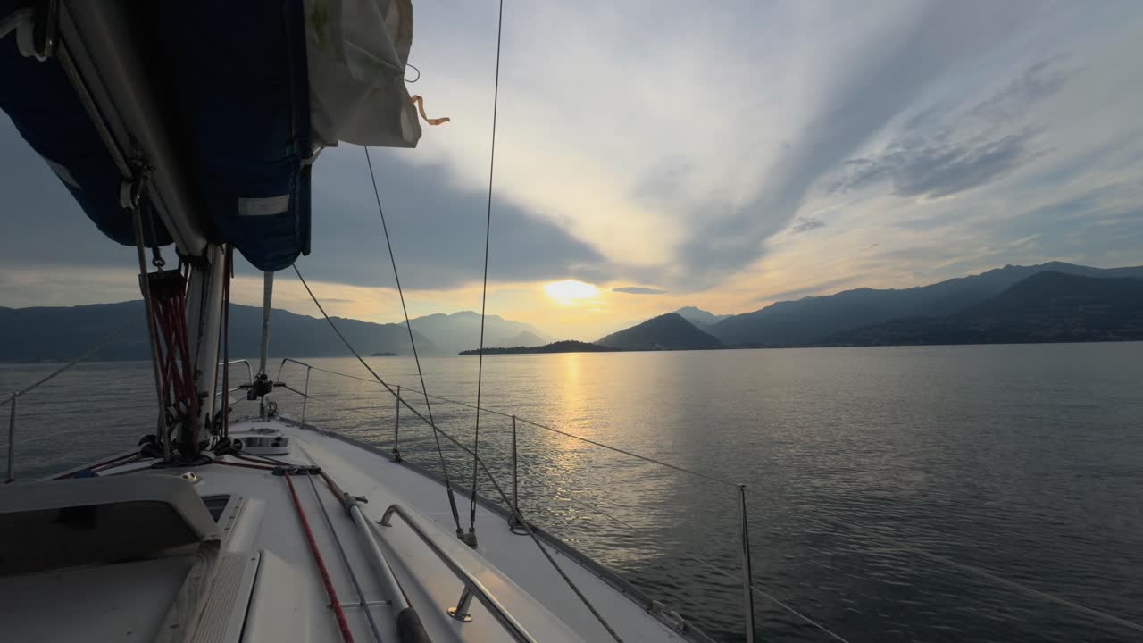 Eine Yacht segelt bei Sonnenuntergang auf dem ruhigen Meer – POV.