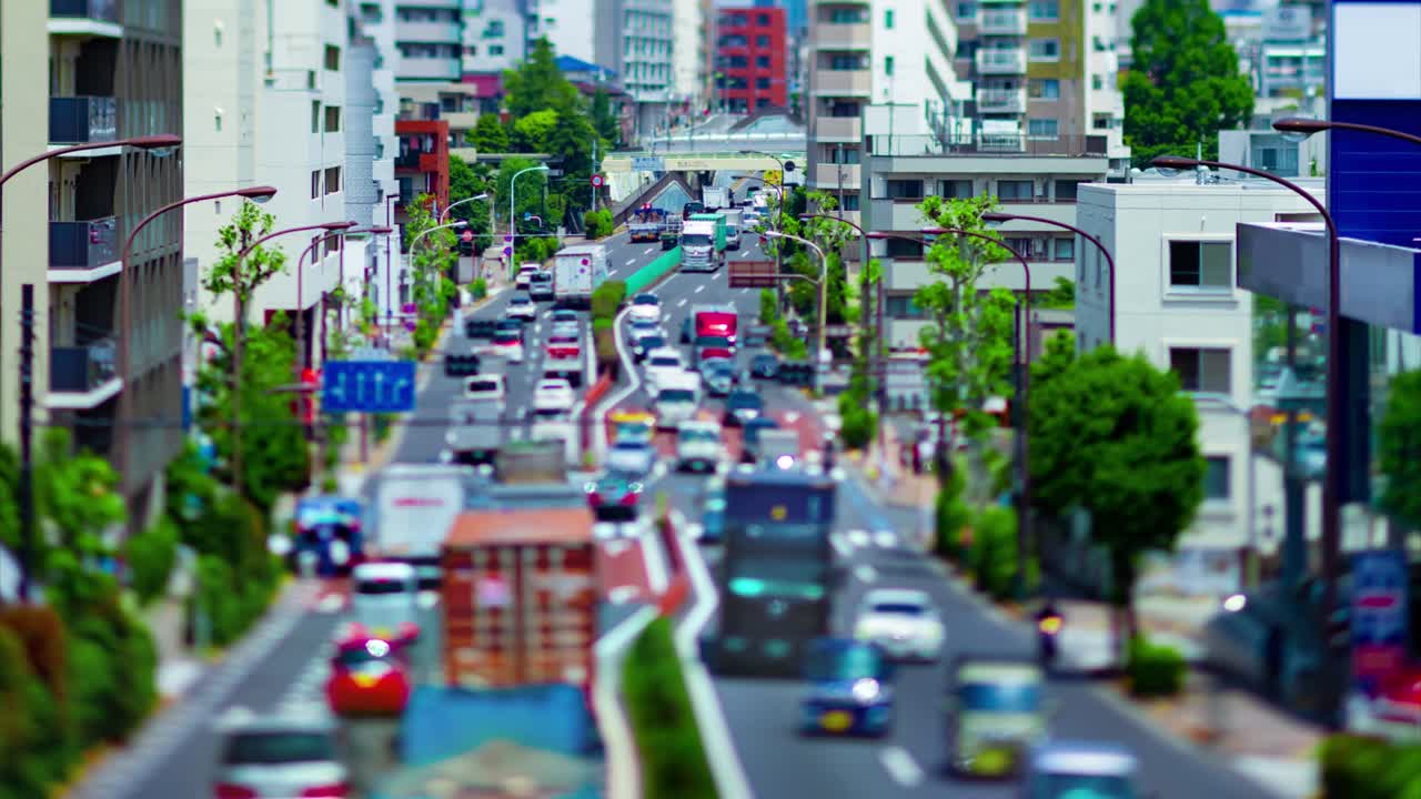 도쿄의 도시 거리에서 미니어처 교통체증의 타임스
