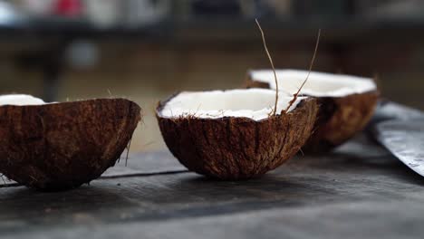 Algunos-Centros-De-Coco-Recién-Abiertos-Se-Sientan-En-Una-Mesa-Esperando-Ser-Afeitados-Para-Cocinar-Con-Camarones-En-Brasil