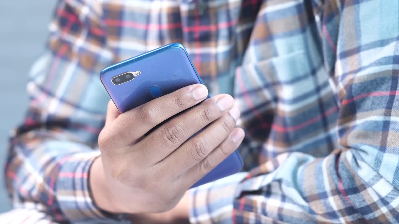 스마트폰을 들고 있는 사람