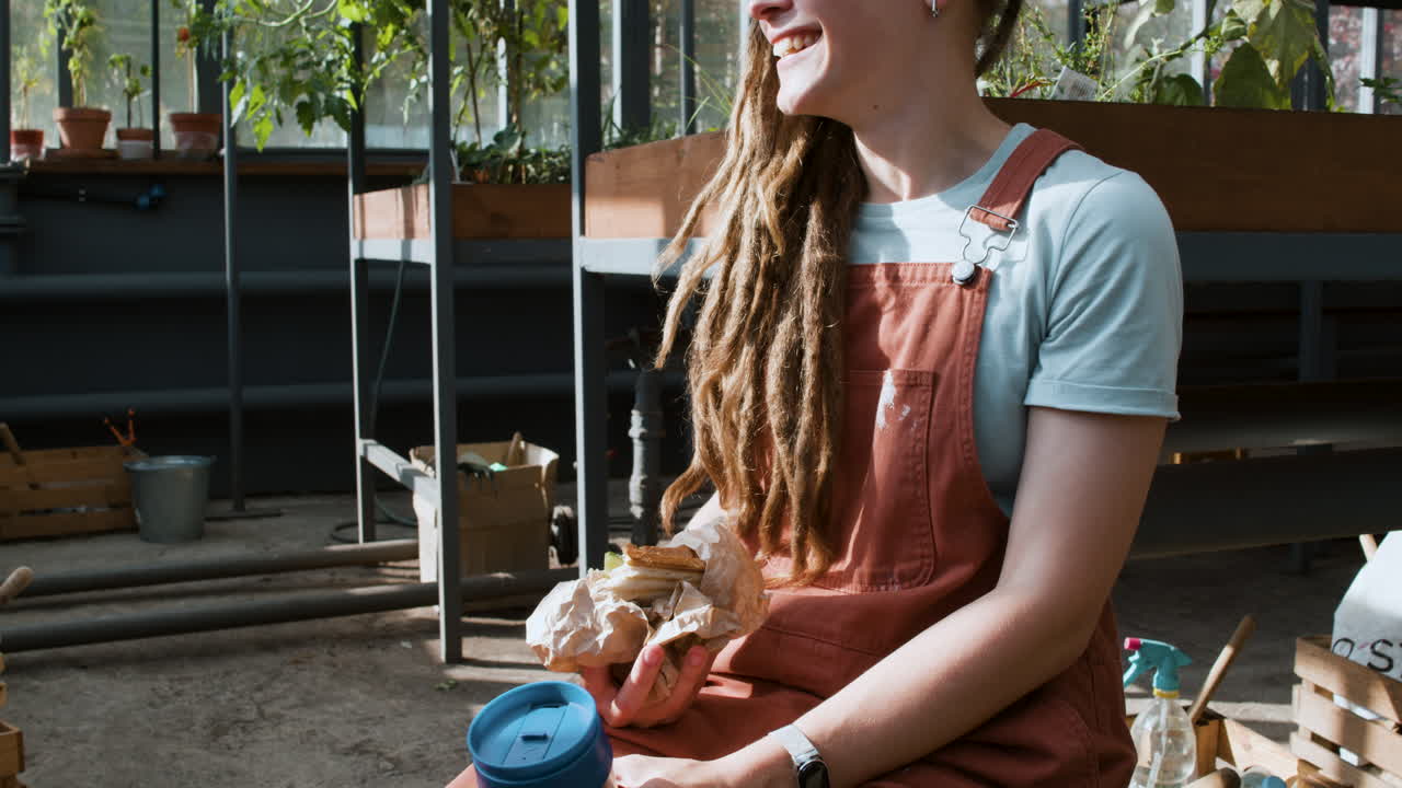 실내에서 휴식을 취하는 사람