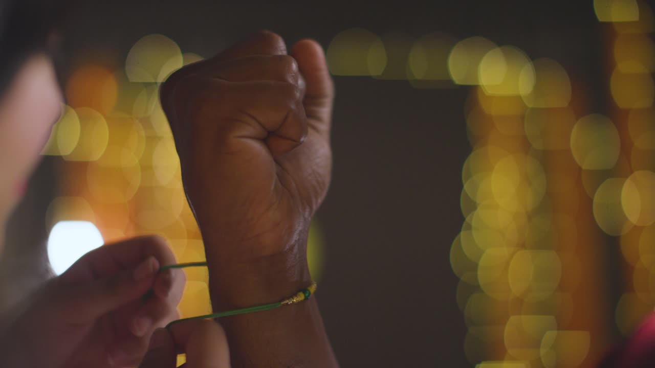 el hermano recibe el rakhi de la hermana con un abrazo, cámara lenta