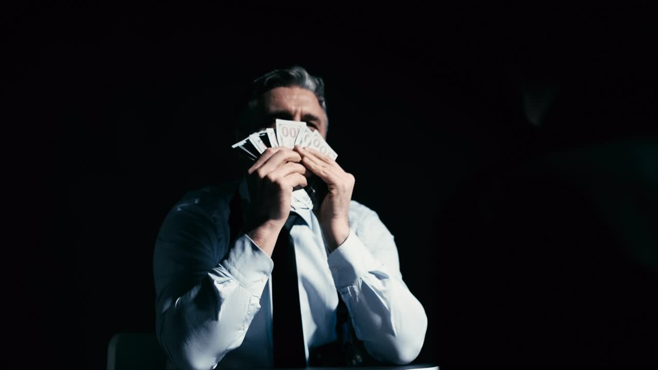 policía corrupto contando y disfrutando del olor del dinero, policía corrupto, soborno