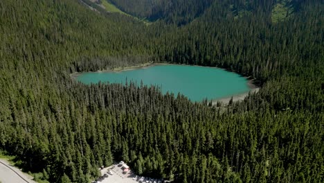 Unterer-Joffre-See-Mit-Strahlend-Blauem-Wasser,-Umgeben-Von-üppigen-Kiefern