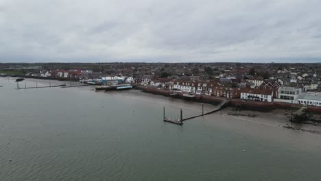 Burnham-On-Crouch-Essex,-Reino-Unido-Punto-De-Vista-Aéreo-Bajo-La-Ciudad-Y-La-Costanera