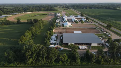 Recinto-Ferial-Del-Condado-De-Isabella-Con-Edificios-E-Instalaciones,-Vista-Aérea-De-Drones