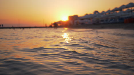 Sommerszene-Von-Meer-Und-Resort-Bei-Goldenem-Sonnenuntergang