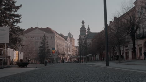 Una-Hermosa-Calle-En-Cluj-Napoca,-Rumania