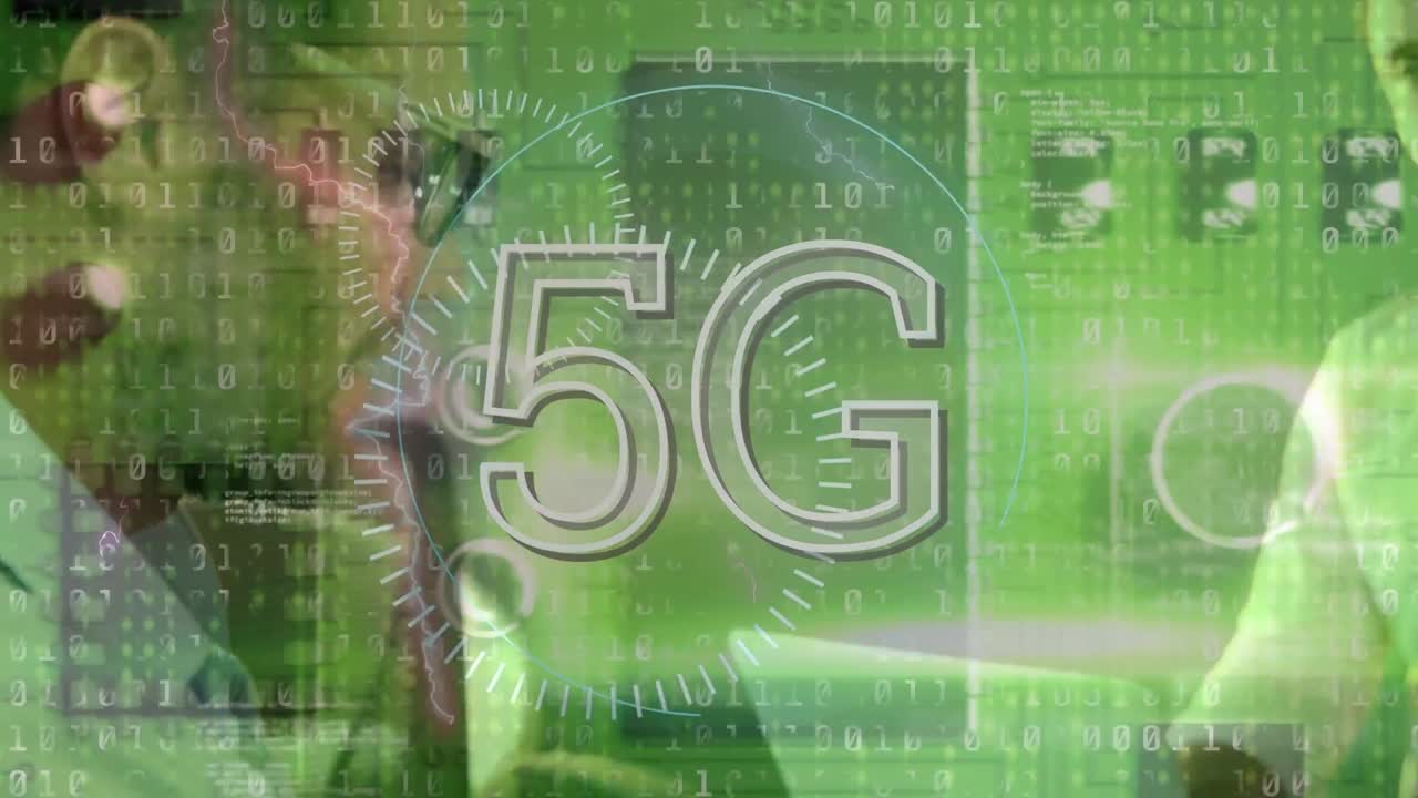 animación del procesamiento de datos sobre los empresarios caucásicos en la oficina