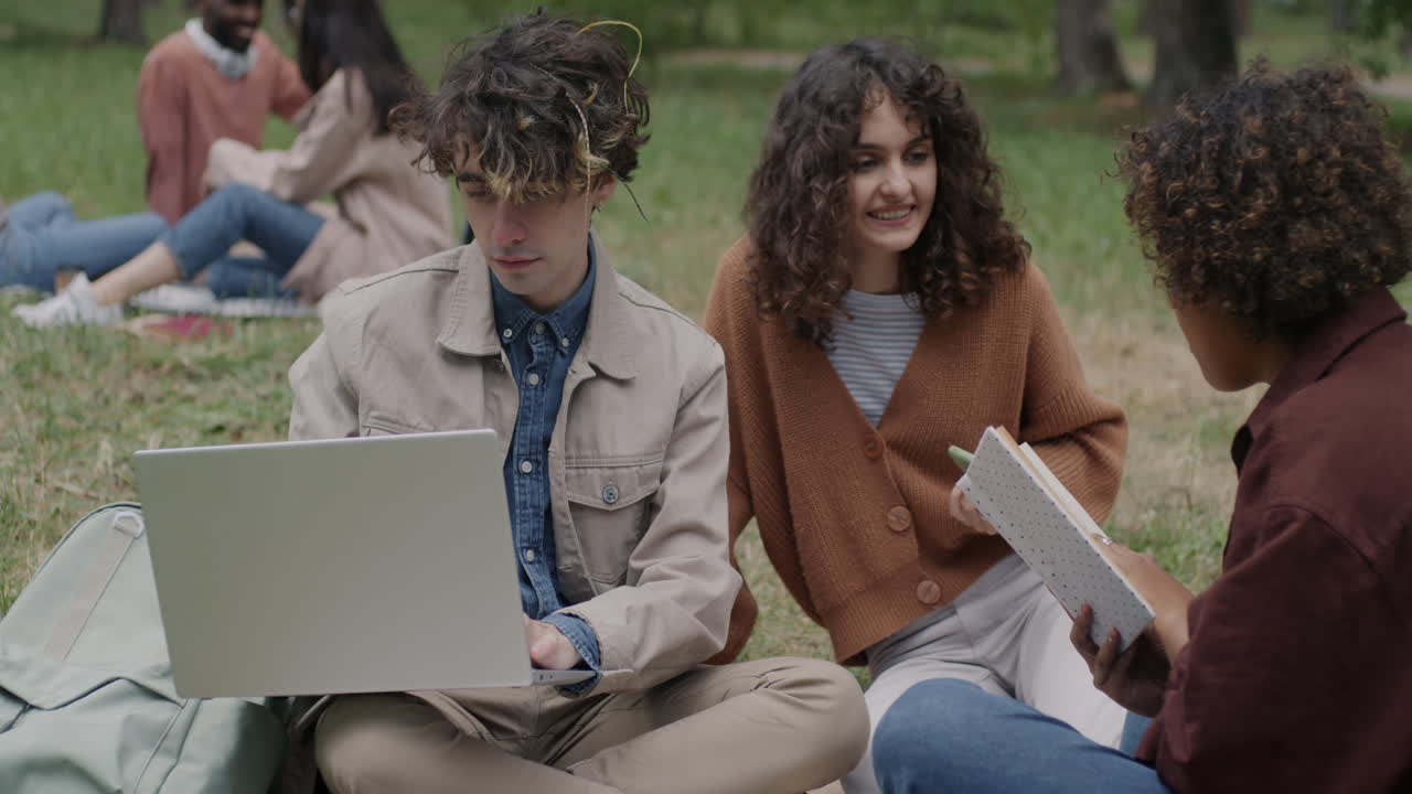 estudiantes estudiando en un parque