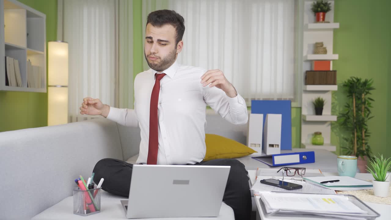 hombre de negocios que sufre de hernia, dolor de cuello y espalda baja.