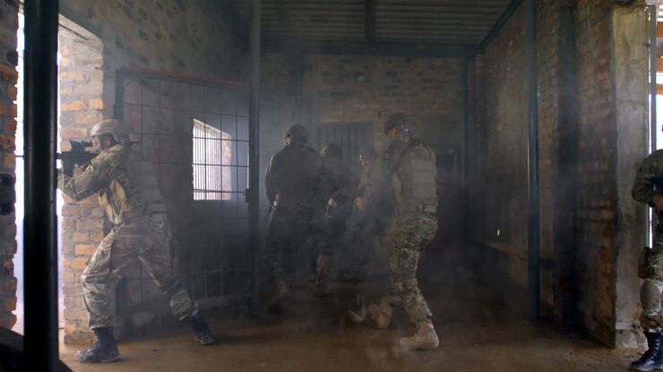 Soldati che conducono un'operazione di soccorso durante l'addestramento in una base militare 4k