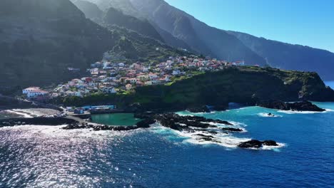 agua del océano brillante de las piscinas naturales de seixal, madeira portugal, establecimiento aéreo