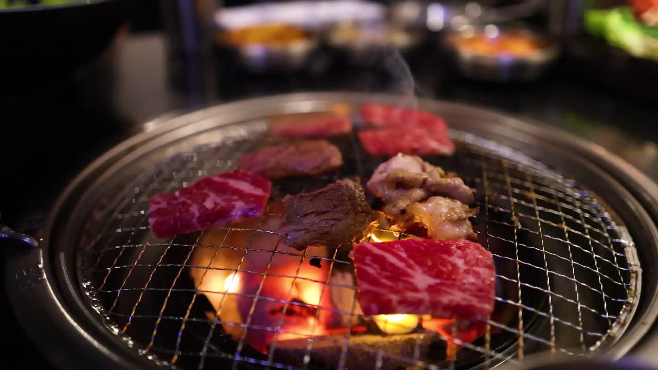 고기와 베이컨을 뜨거운 불 위에 는 것