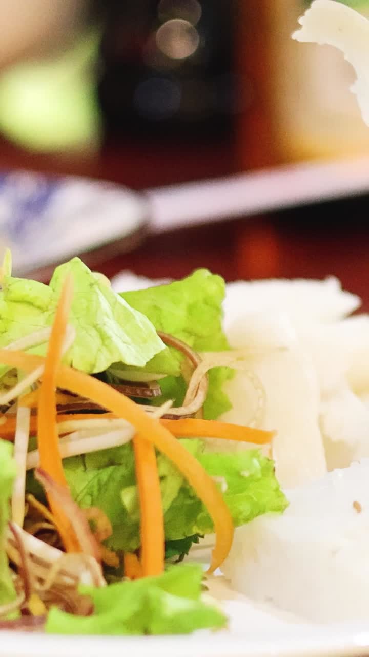 베트남 누들 요리에 재료를 첨가하는