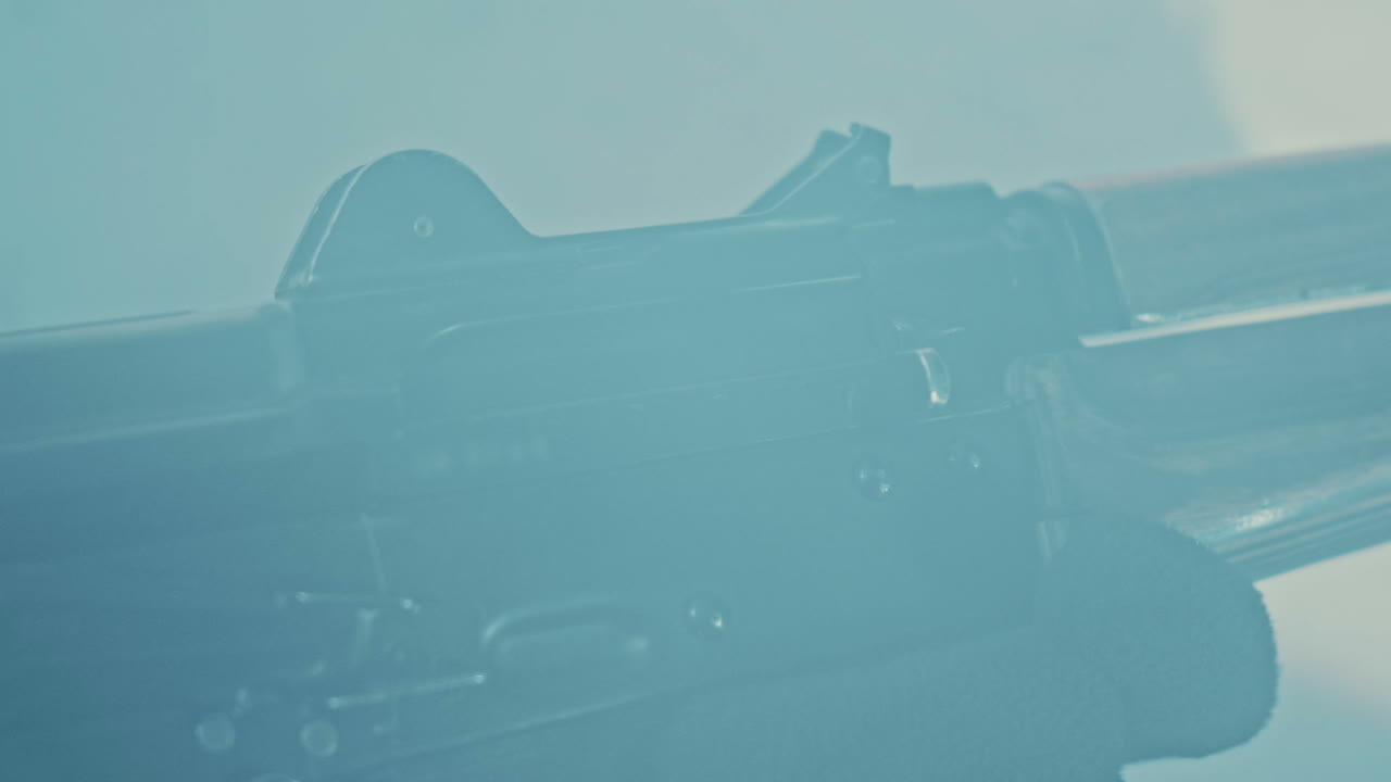 eliminando la espoleta del ak-47, recargando el rifle de asalto kalashnikov.