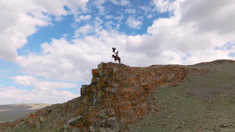 Asiatischer-Jäger-Auf-Einem-Pferd-Auf-Einer-Klippe-Mit-Adler-In-Der-Westmongolei