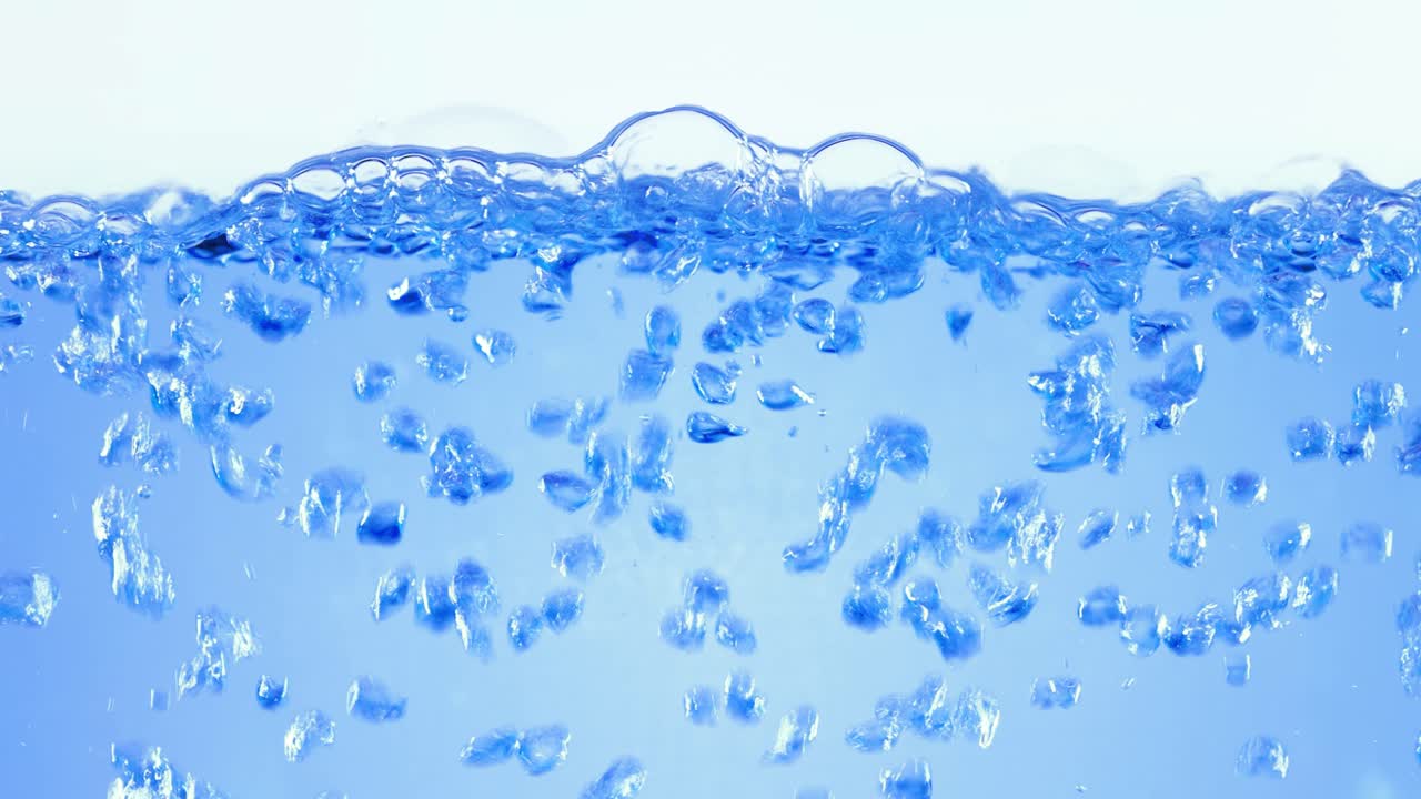 물 속의 많은 거품이 가까이에서, 느린 움직임의 거품과 함께 추상적인 물 파동