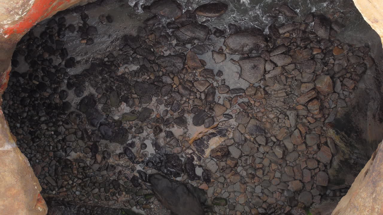 un dron ascendente disparó contra el ponche del diablo en oregon mientras las olas chocaban contra las rocas