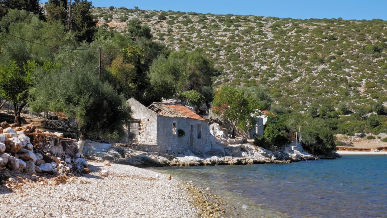 Opuštěná stavba na drsném pobřeží pláže Agia Sofia na ostrovech Kefalonia v Řecku.