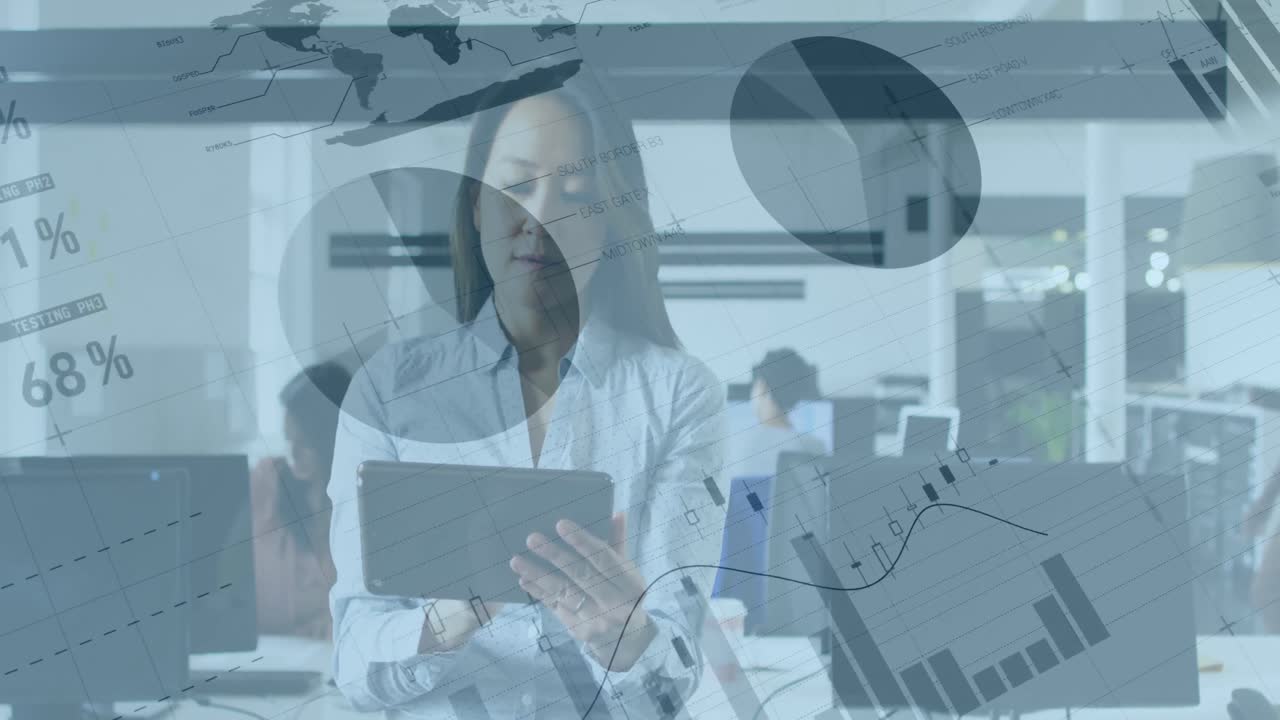 animación del procesamiento de datos sobre una mujer de negocios asiática que usa una tableta en la oficina