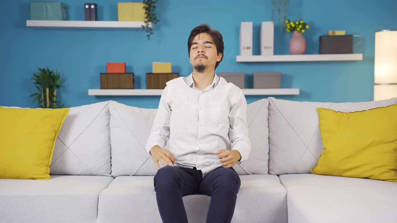 행복한 깊은 호흡 남자.