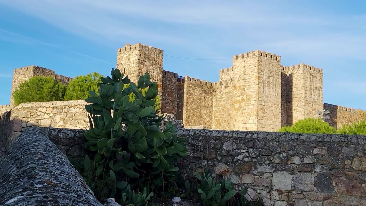 Zamek Trujillo o zachodzie słońca. Widok panoramiczny. Miejsce kręcenia zdjęć do Casterly Rock i King's Landing w *Grze o Tron*