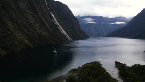 Solo-Yate-Anclado-En-La-Pintoresca-Ensenada-Harrison,-Milford-Sound,-Antena-De-Nueva-Zelanda