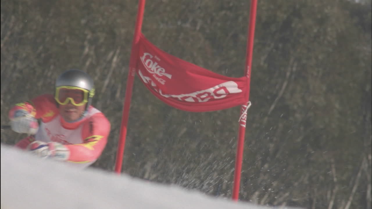 슬라럼 기둥 주위를 하늘로 맴도는 남자