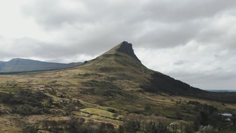 la montaña de benwisken fue filmada con un dron cinematográfico en 4k.