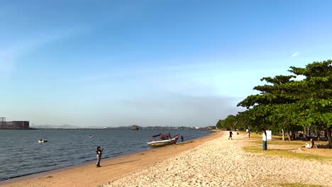 gente disfrutando de un día soleado en la playa