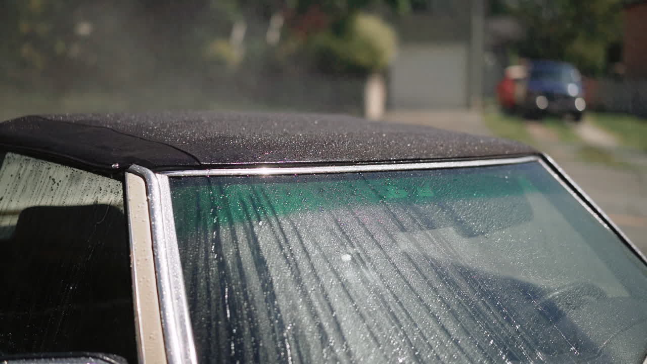 캐나다의 화창한 여름날 차에 물을 뿌리다