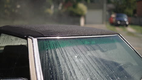rociar un auto con agua en un día soleado de verano en canadá