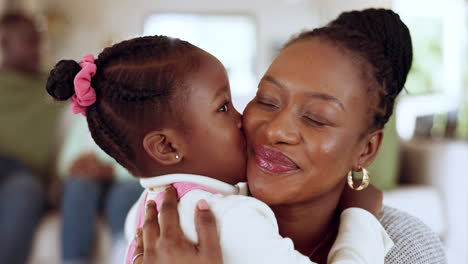 Beso,-Abrazo-Y-Niña-Con-Madre