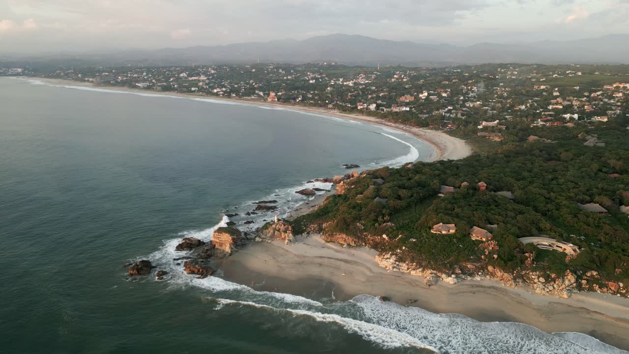 imagen aérea establecida de la playa de la punta zicatela al atardecer en puerto escondido costa de oaxaca en méxico