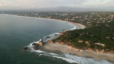 Antena-Establecida-De-La-Playa-La-Punta-Zicatela-Al-Atardecer-En-La-Costa-De-Puerto-Escondido-Oaxaca-En-México