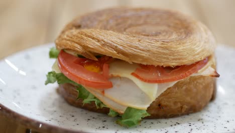 un delicioso sándwich de croissant