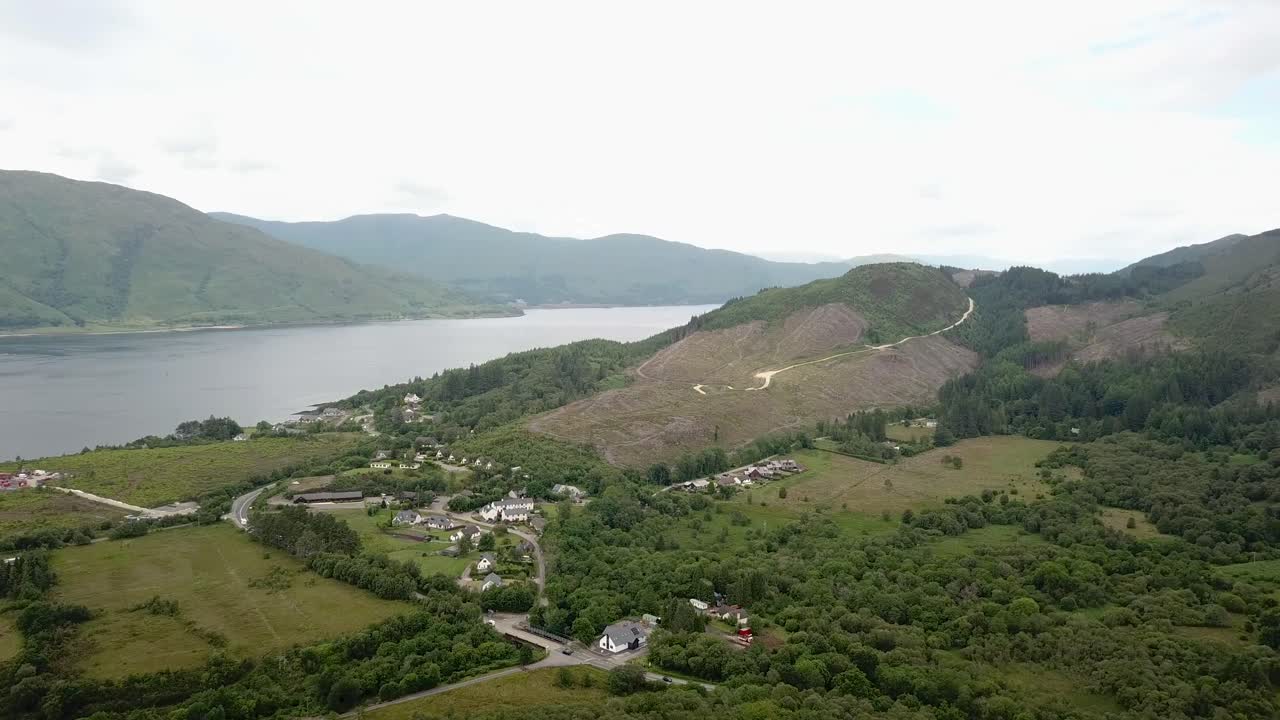 여름, 스코틀랜드 고원의 글렌코 마을과 강 코