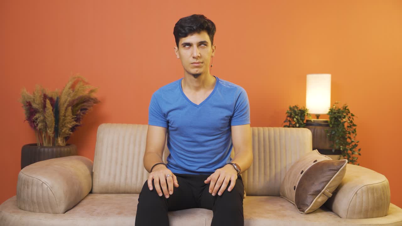 그 남자는 혐오감을 느 ⁇ 습니다.