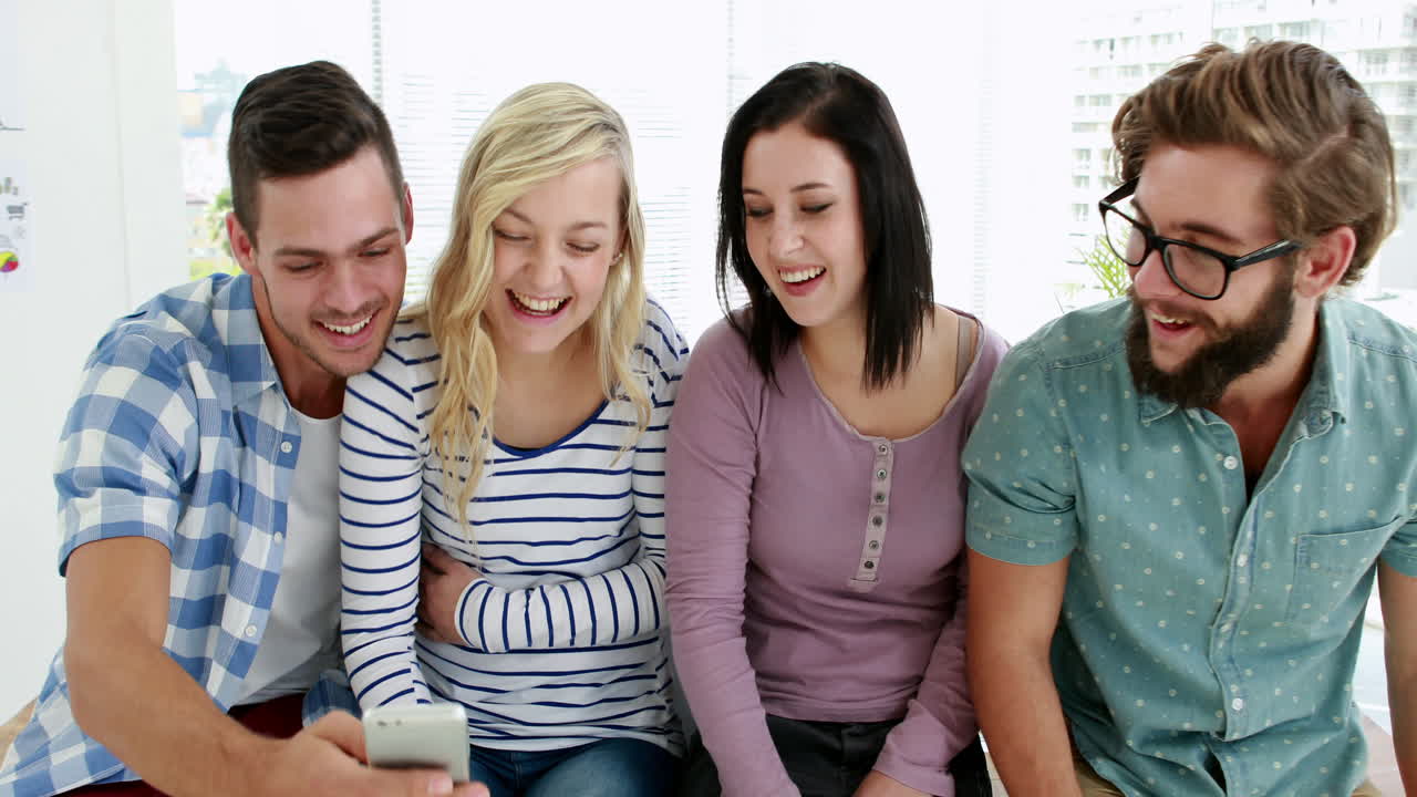 un equipo de negocios casual sonriente tomando selfies