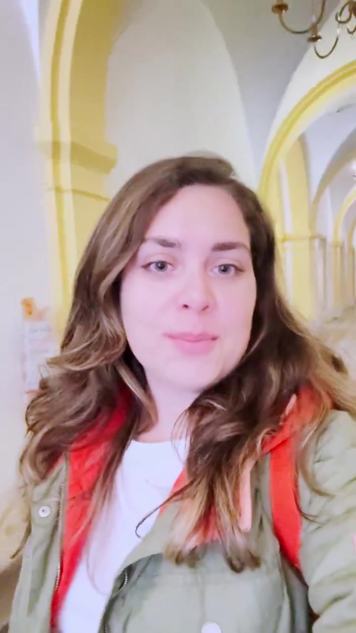 Influencer vlogger che si riprende mentre esplora un museo