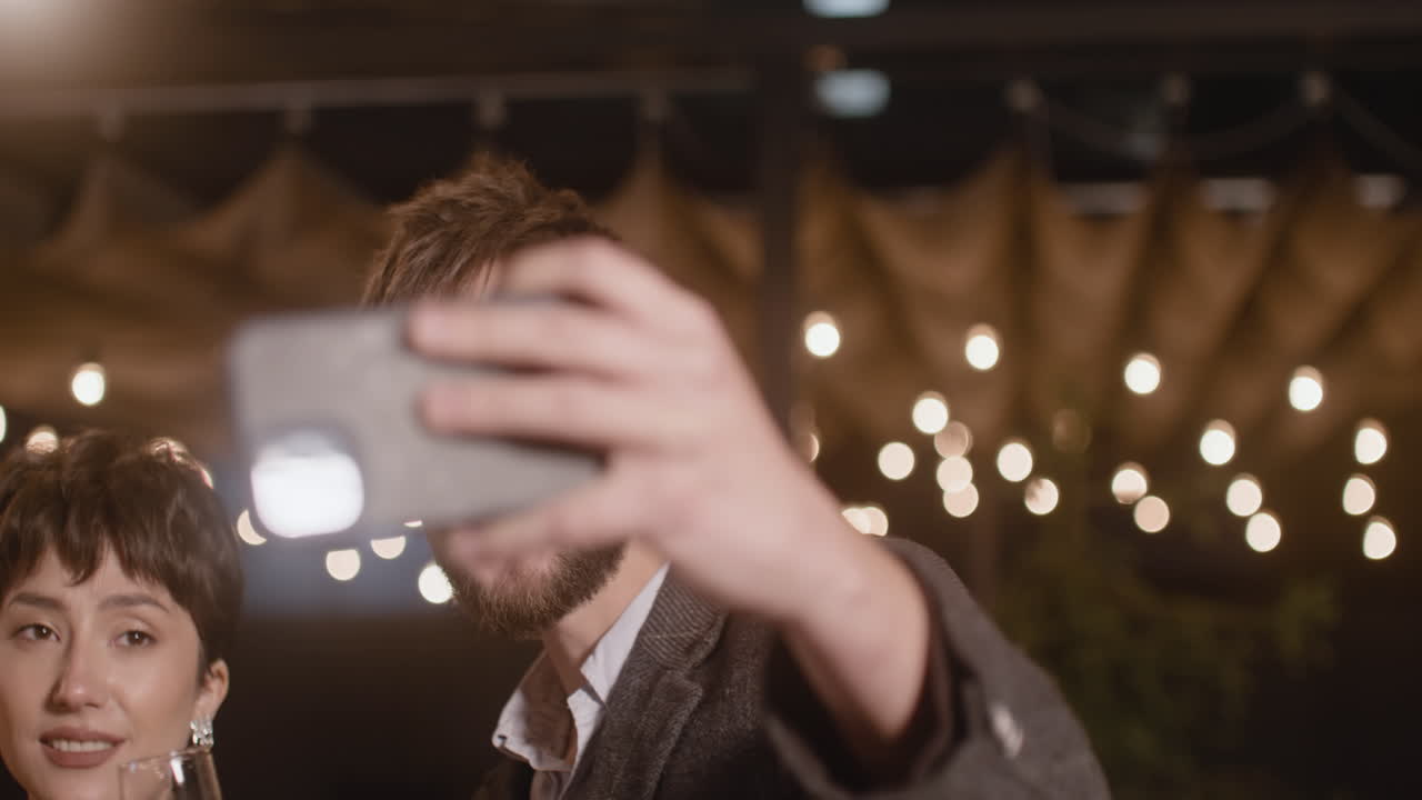 retrato de un grupo de cuatro felices amigos multiétnicos tomando un video selfie y brindando con copas de champán en la fiesta de fin de año