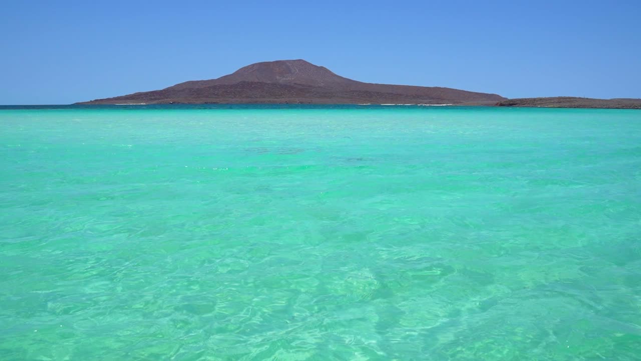 화산이 배경에 있는 아름다운 푸르키즈색 물 크리스탈, 코로나도 섬, 로레토, bc, 멕시코