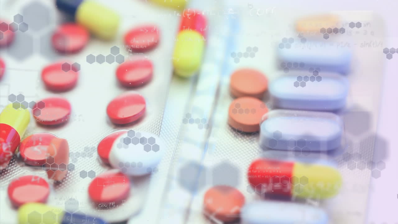 다른 알약에 대한 떠다니는 화학 구조와 수학적 방정식의 애니메이션