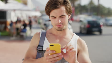 viaje, verano y cara de hombre con teléfono