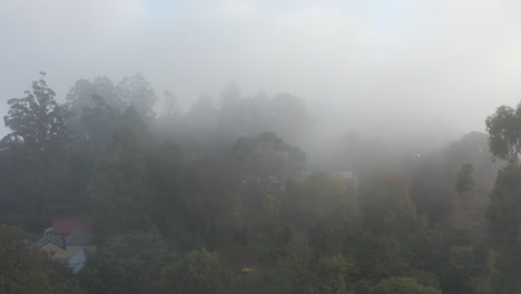 Luftanflug-Durch-Dichten-Nebel-Und-Lichtung-Zu-Einer-Kalten-Gemeinde-Darunter