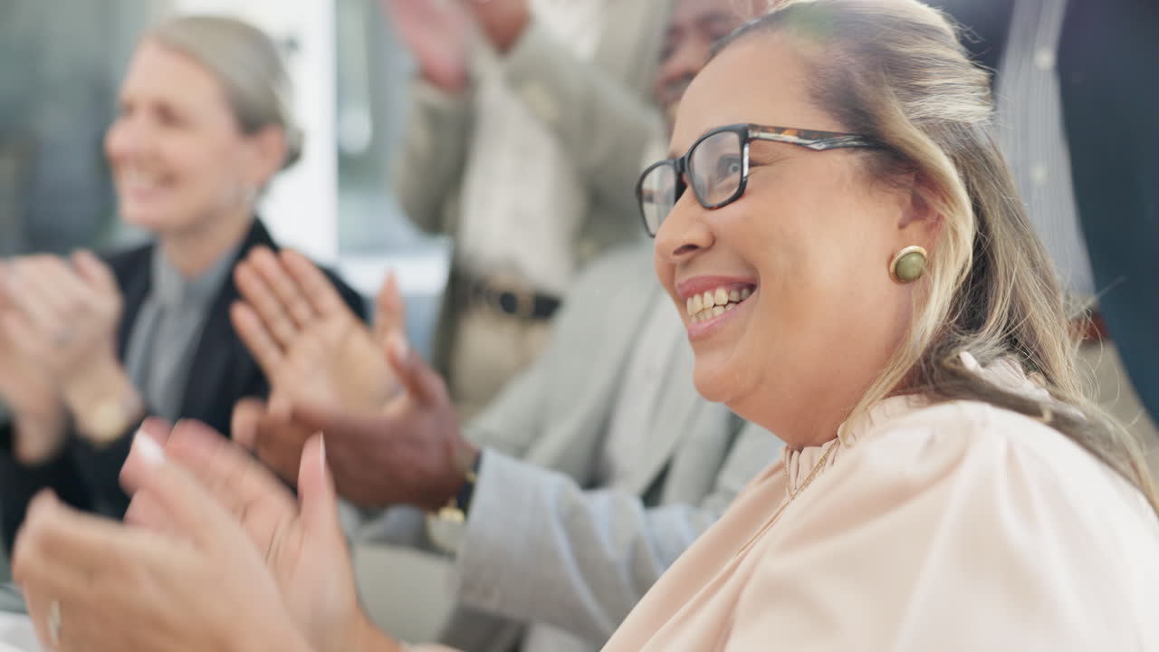mujer de negocios, aplausos y gente en la conferencia