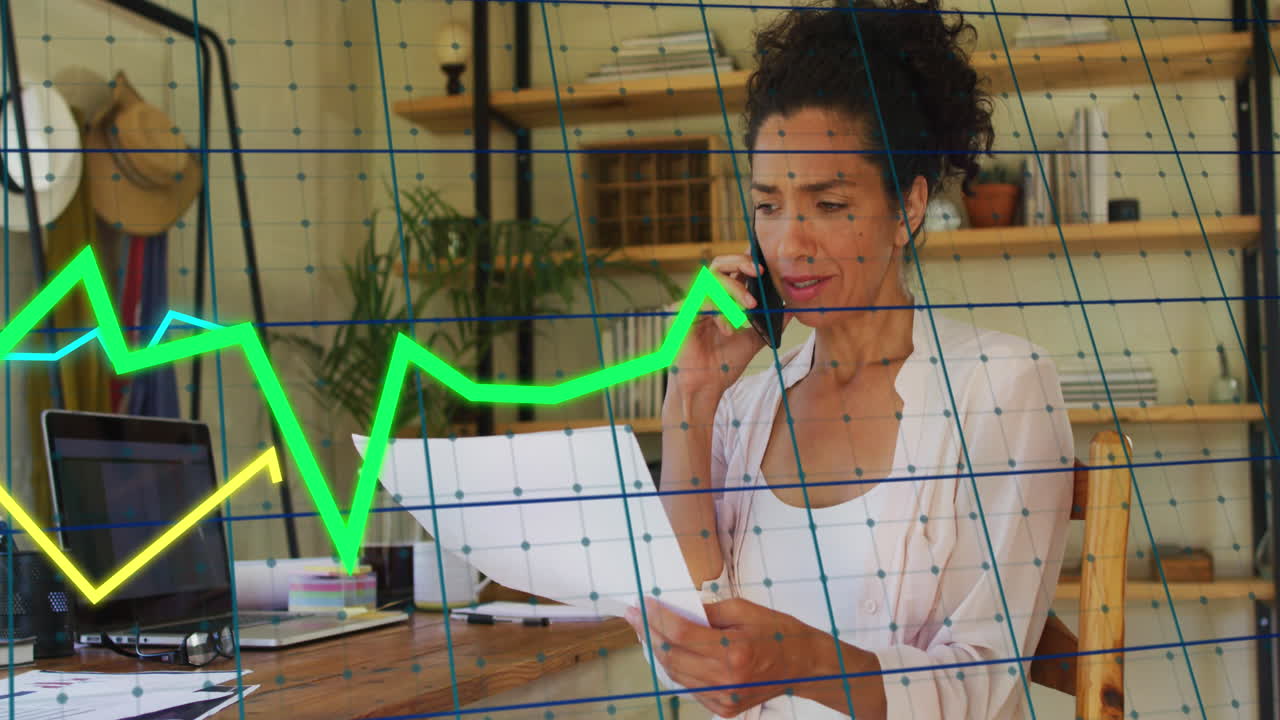 animação do processamento de dados financeiros sobre empresária biracial no escritório